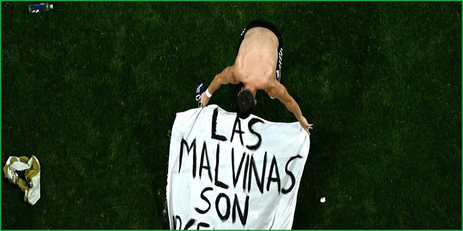 Argentina Players Display Banned Sovereignty Banner After England Match