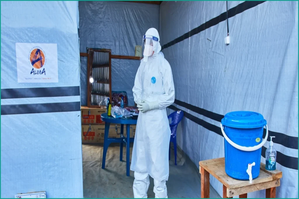 Ebola Deaths Top 700 as Outbreak Outpaces Tracking Efforts