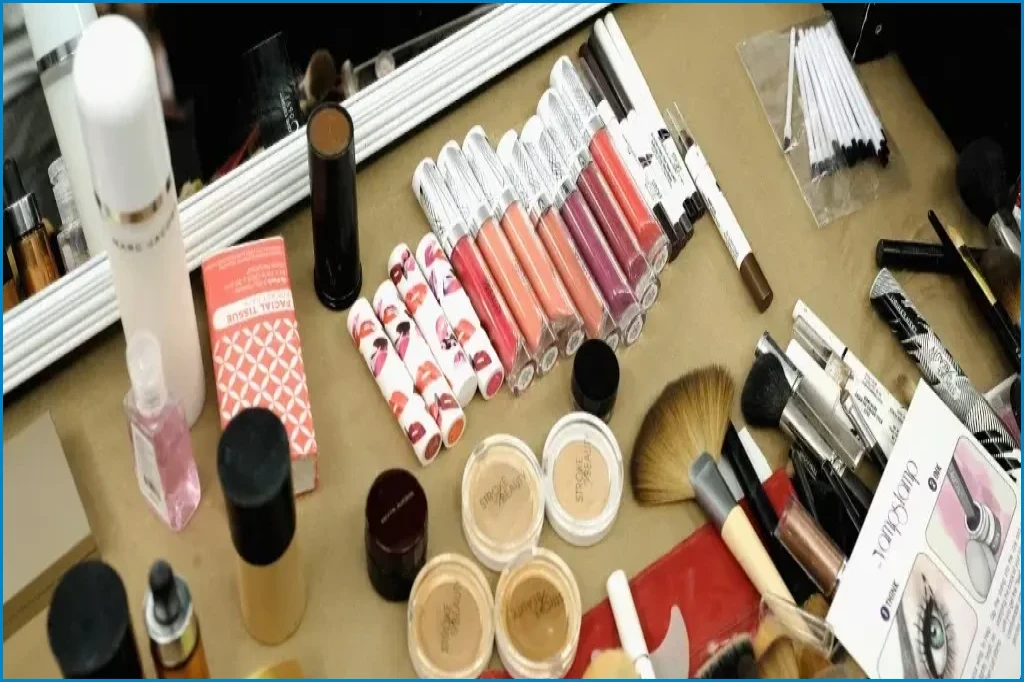 Fact Check: Is Applying Makeup Illegal on French Trains?