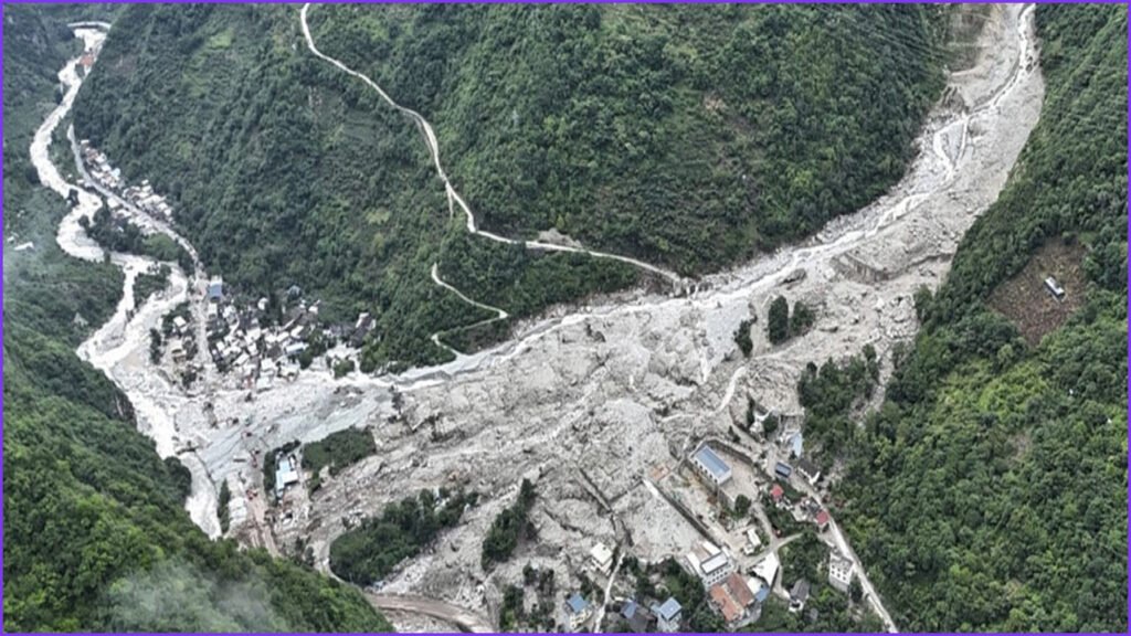 Flash Floods at Chinese Tourist Site Leave 10 Dead
