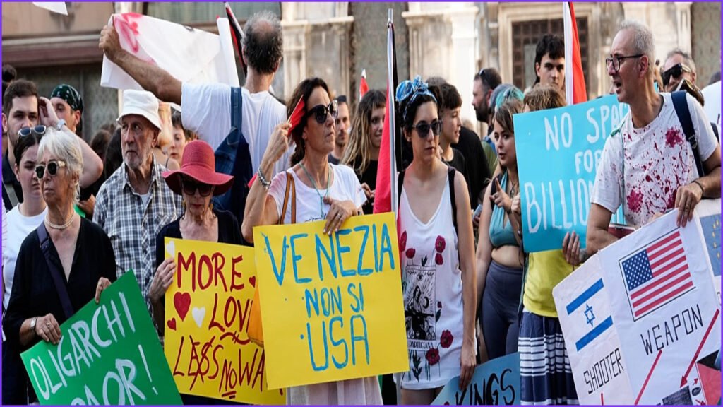 Protesters Greet US Ambassador’s Yacht in Venice with Signs