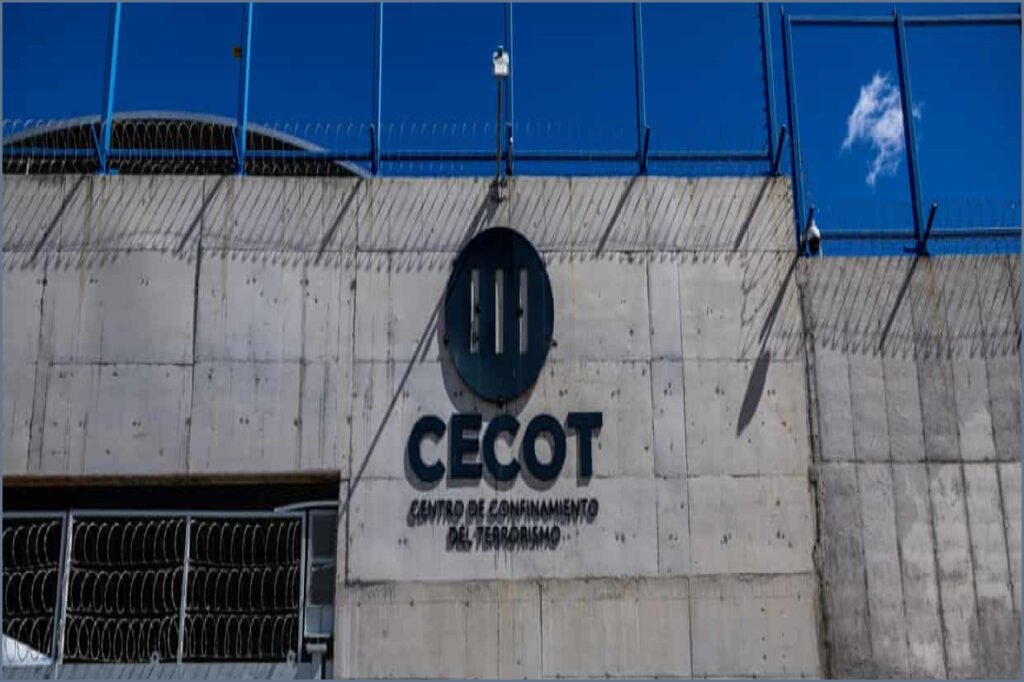 Venezuelan Men Sue Aviation Firms Over Deportation to Salvadoran Prison