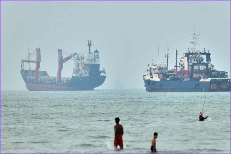 Gaza Funeral, Strait of Hormuz Incident, and Mideast Tensions