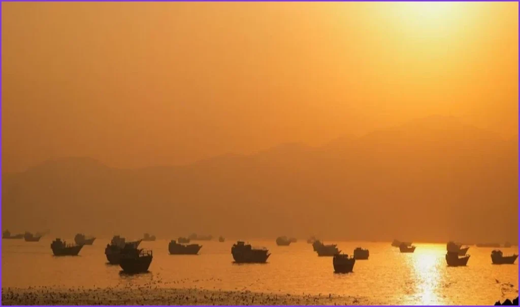 Iran Sets Six Conditions to Reopen Strait of Hormuz