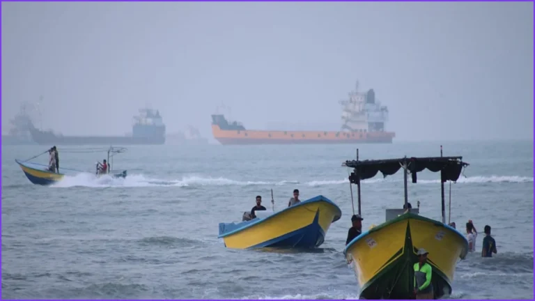 Iran and Oman Negotiate New Strait of Hormuz Shipping Plan