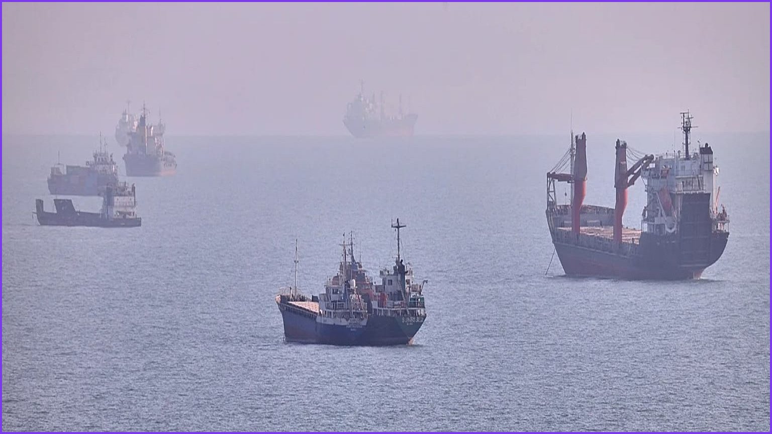 Iran and Oman Negotiate Strait of Hormuz Military Vessel Ban
