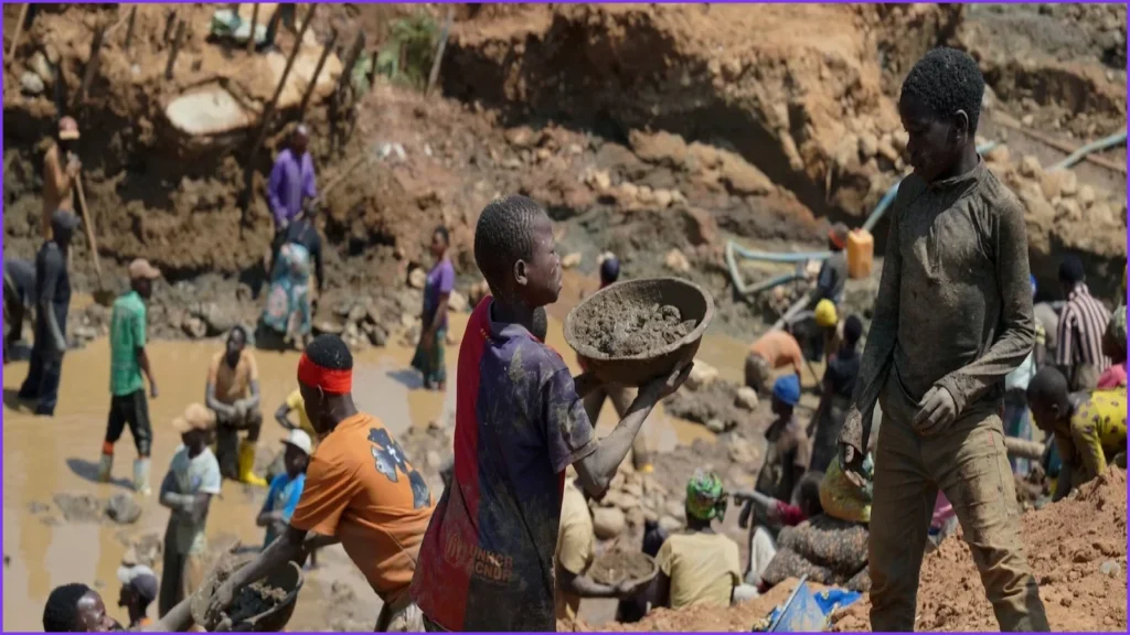Mobile Gold Miners in Congo Hamper Ebola Containment Efforts