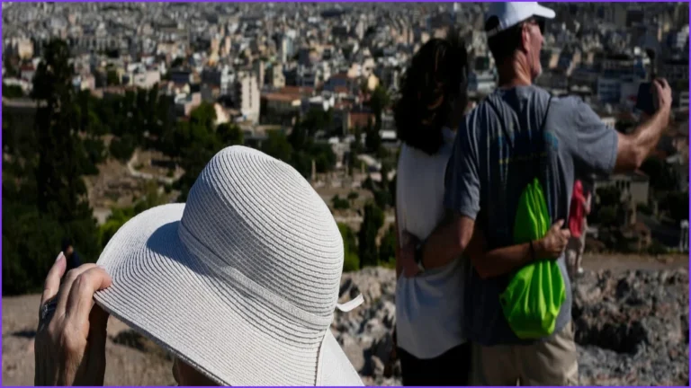 Sunhat Demand Surges as Tourists Flood Athens Ancient Sites