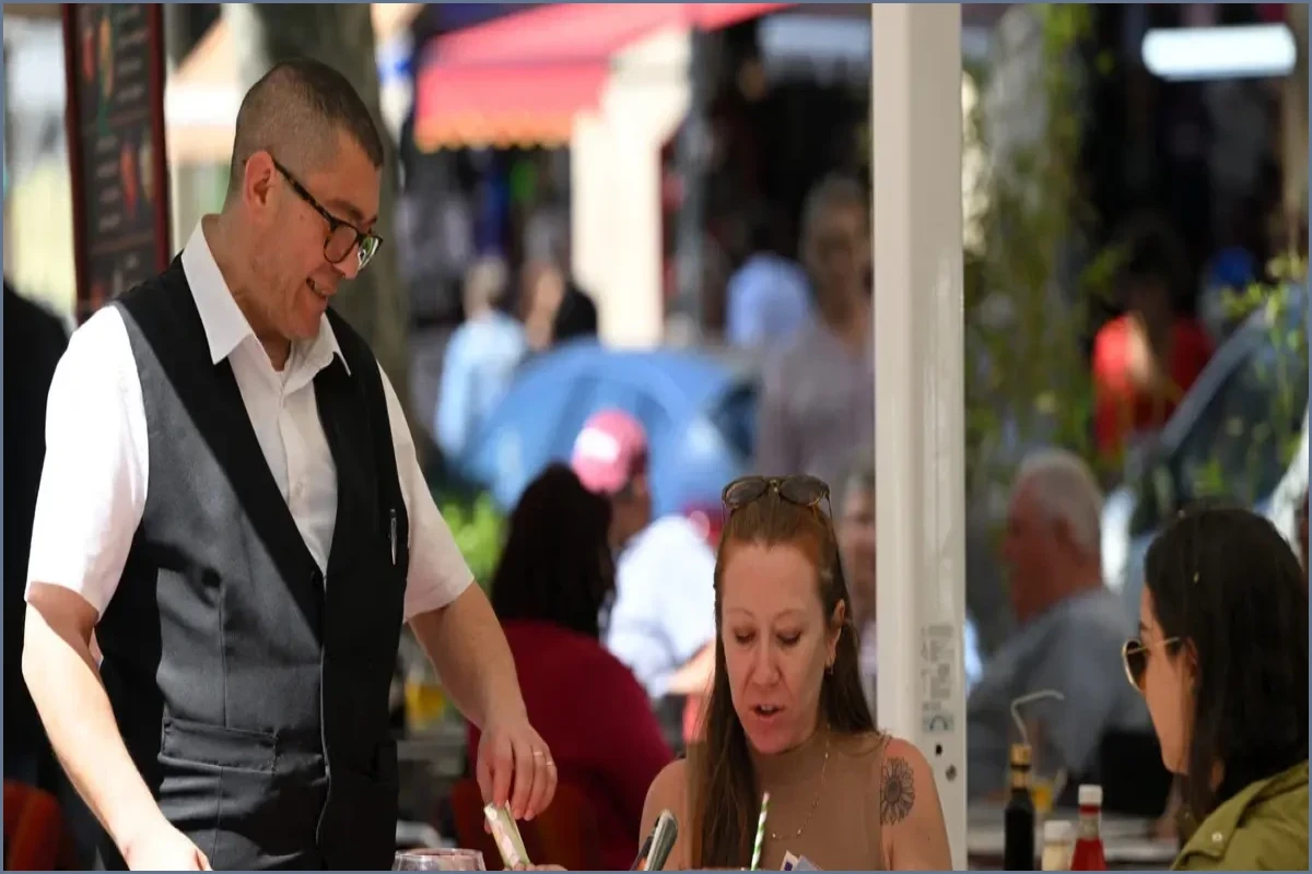 Survey Reveals How Much Spaniards Actually Tip at Restaurants