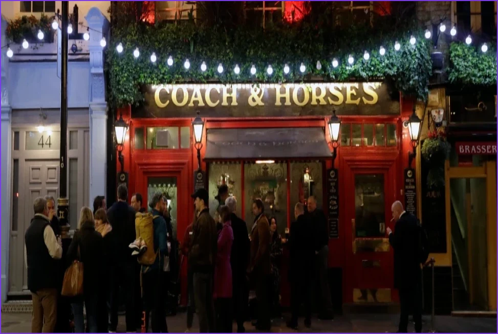 UK Pubs Face ‘Vertical Drinking’ Ban Debate