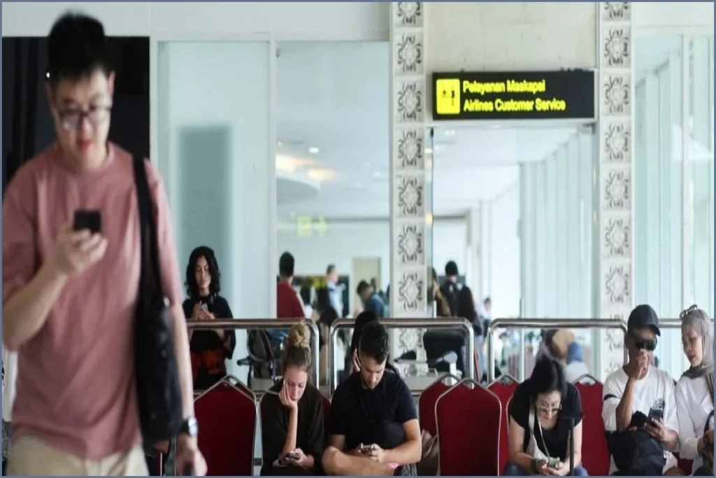 Indonesia Reopens Major Airports After Volcanic Ash Disruptions