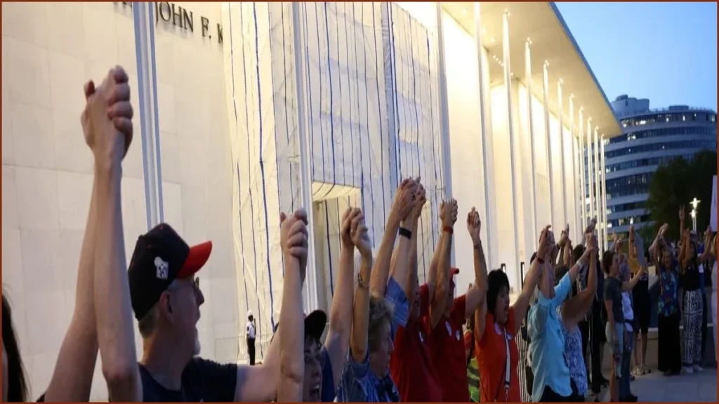 Protesters Form Human Chain Around Kennedy Center Over Closure