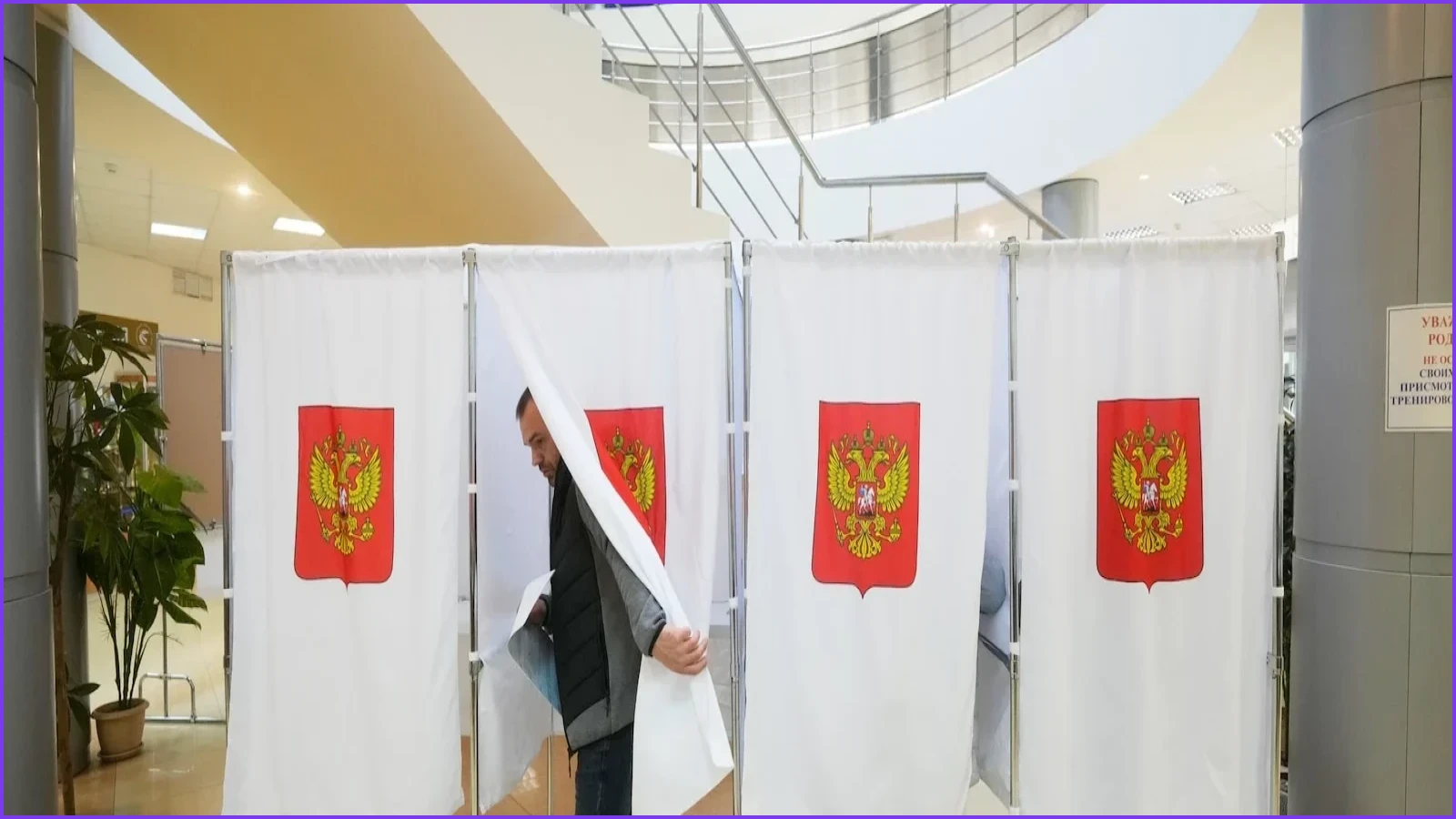 Russian Election Observer Collapses During Arrest in St. Petersburg