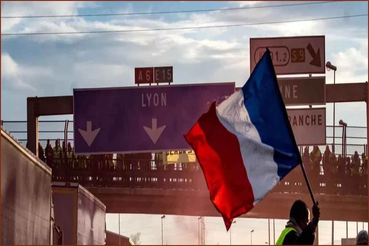 Rising Fuel Prices Threaten Macron Ahead of French Election