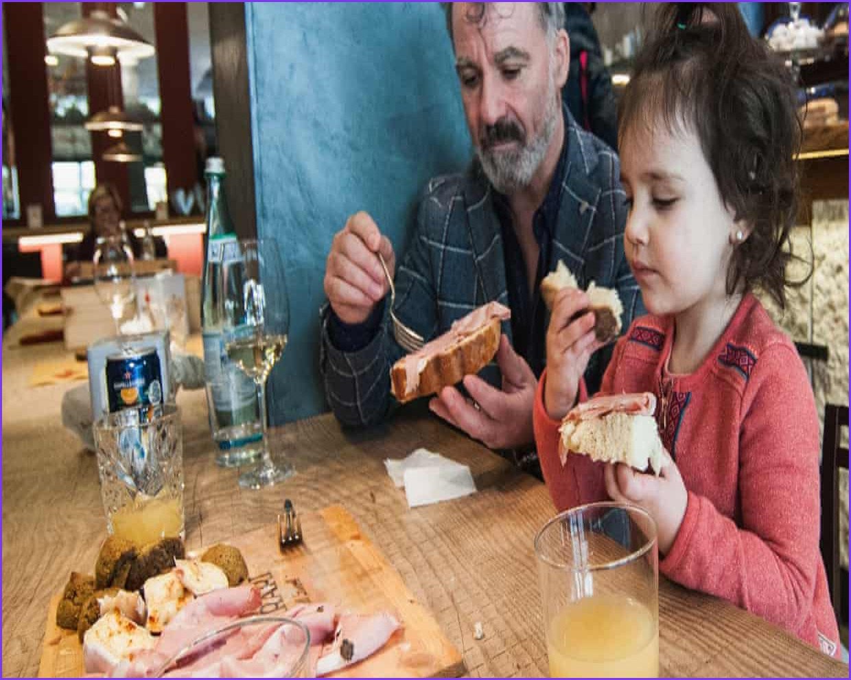 Sardinian Restaurants Trial Ban on Smartphone Use at Tables