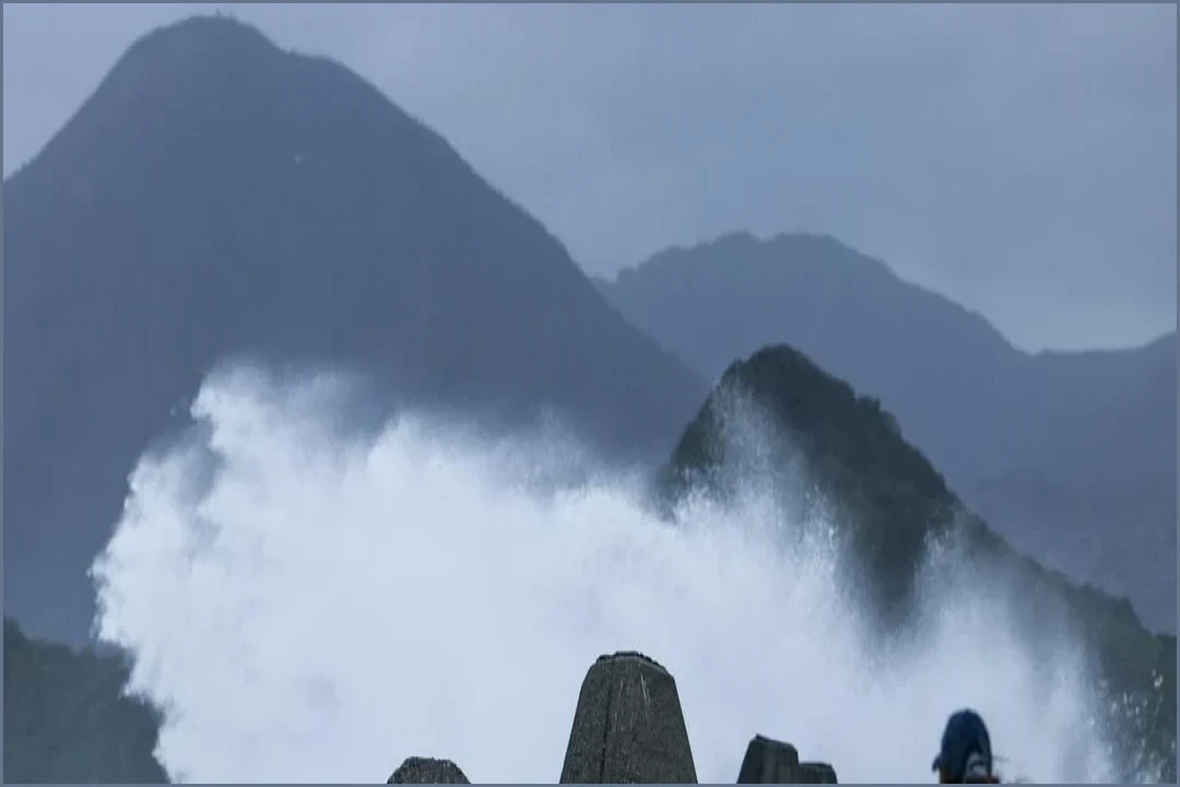 Typhoon Champi Causes Power Outages and Casualties in Taiwan